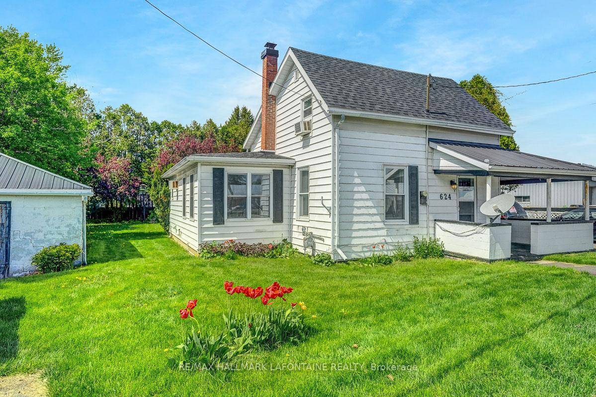 Located on a double lot with views of the St Lawrence River, this commercially zoned CM house allows for lots of uses !