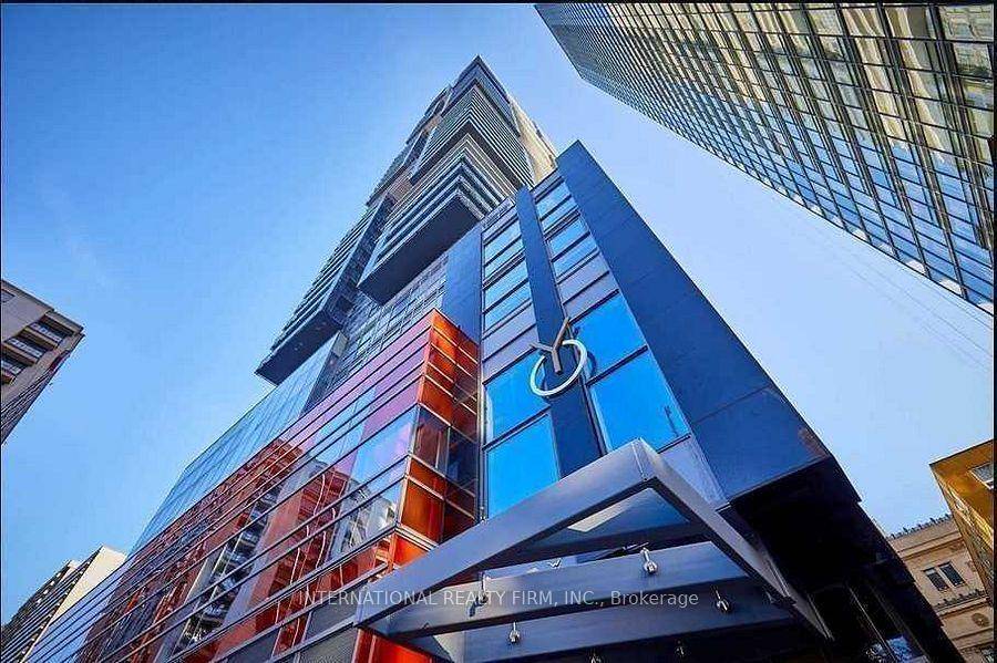 Unobstructed amp ; One Of A Kind Panoramic Breathtaking South East City amp ; Lake Views !