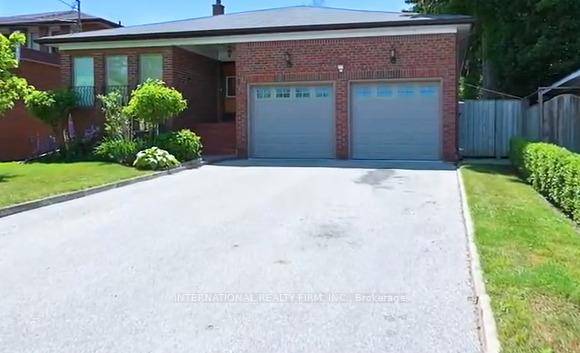 Spacious lower level unit suitable for the large family students.