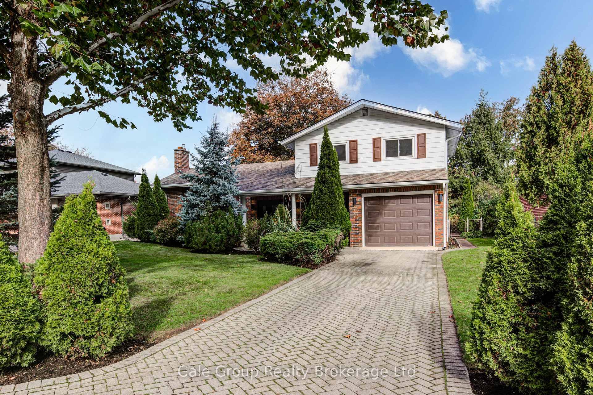 Nestled in the prestigious Altadore Estates neighbourhood, this beautifully updated 4 1 bedroom, 2 bathroom home offers the perfect blend of timeless charm and modern convenience.