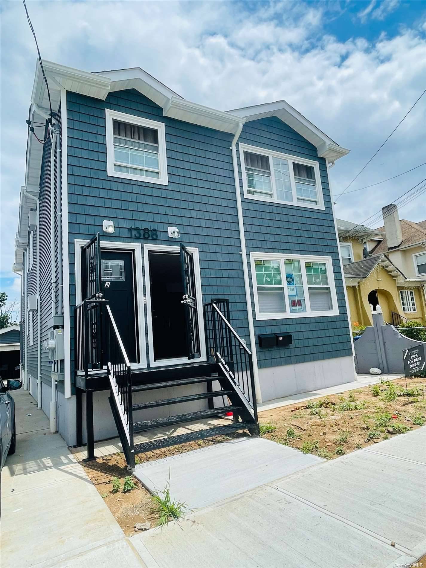 WELCOME TO FARROCKAWAY. Amazing 3 bedroom Rental on Gipson Street Far Rockaway NY.