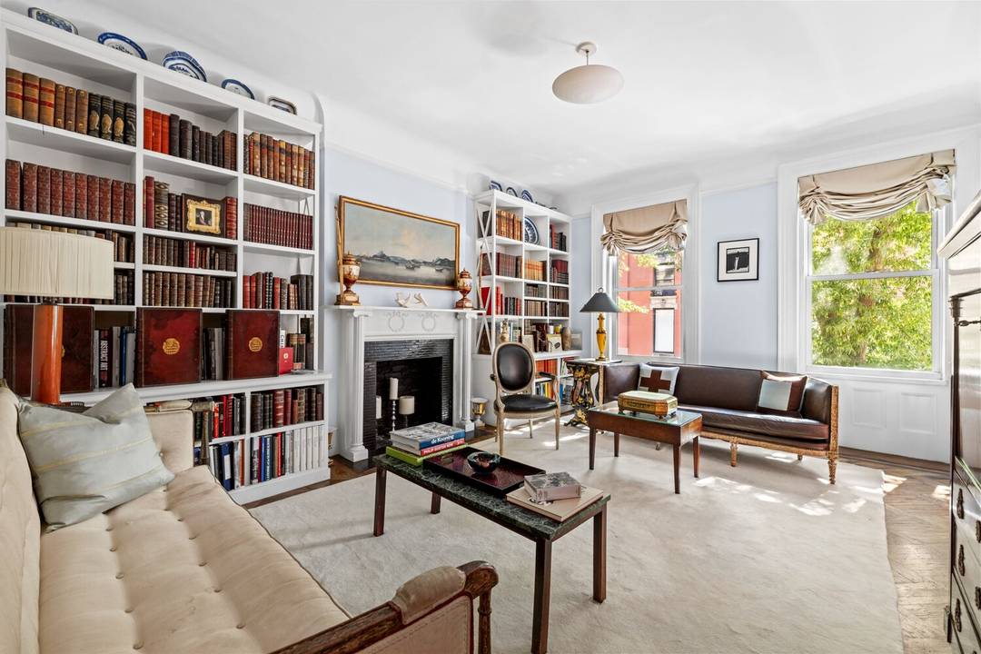 Welcome to 27 East 95th Street, a refined and spacious three bedroom, two bathroom residence perfectly located in the heart of Carnegie Hill, just off Fifth Avenue and moments from ...