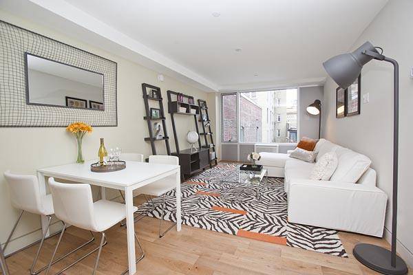 Beautiful 1 Bedroom in one of the best locations on the Upper West Side close to all subways, shopping, bars amp ; restaurants !