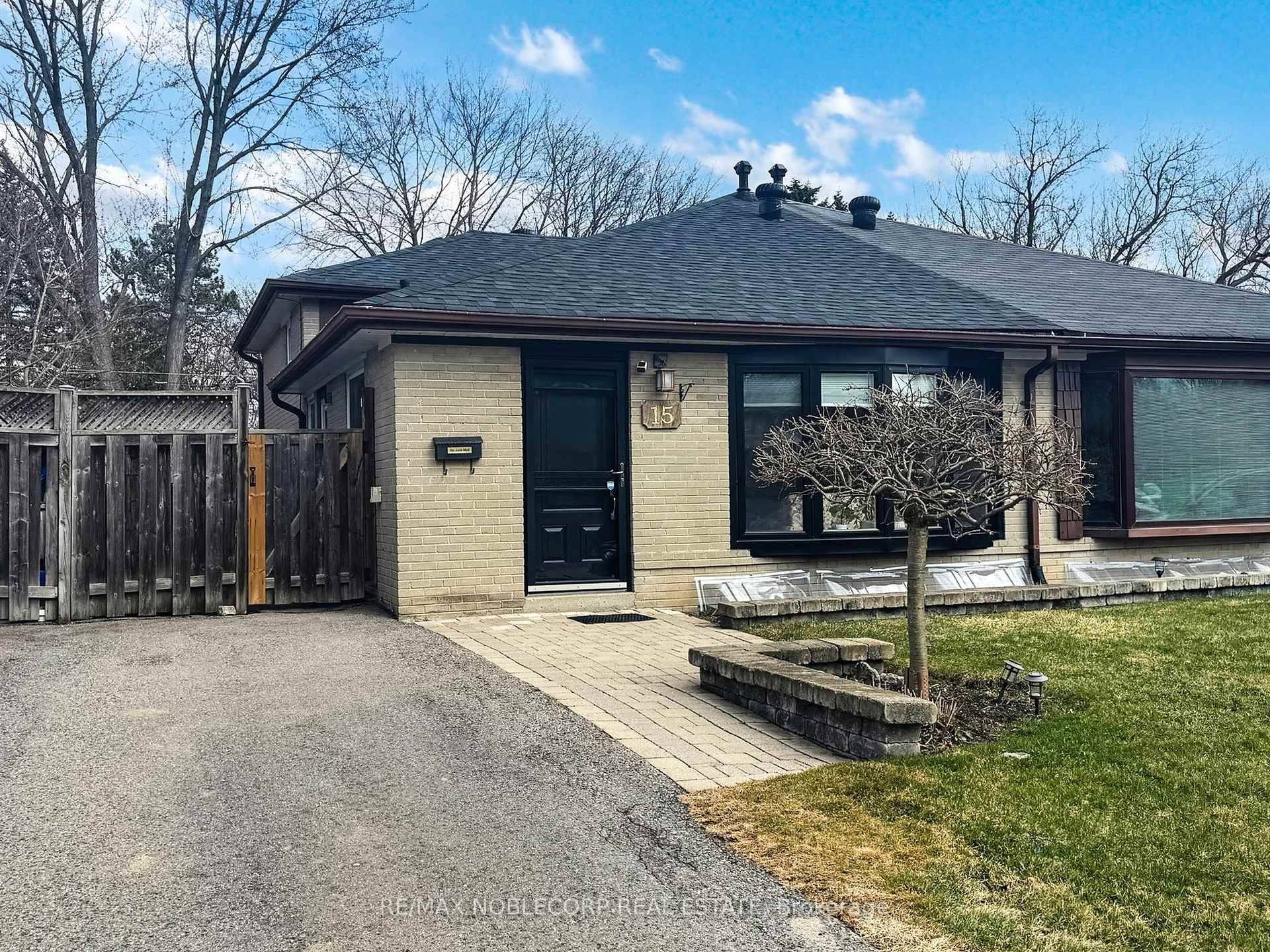Nestled on a quiet, tree lined crescent in the highly sought after Aurora Heights neighbourhood, this beautifully maintained 4 bedroom, 2 bathroom home offers the perfect blend of comfort, space, ...