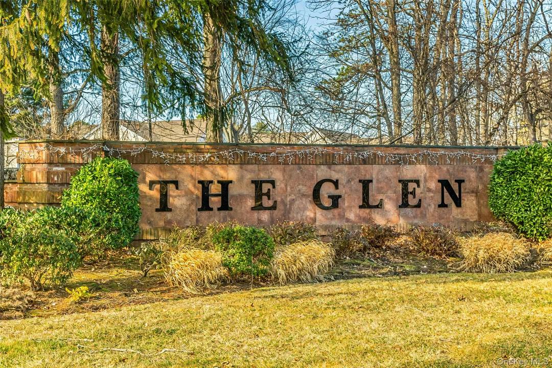 Welcome to The Glen, a premier gated 55 community located on the North Shore of Long Island.