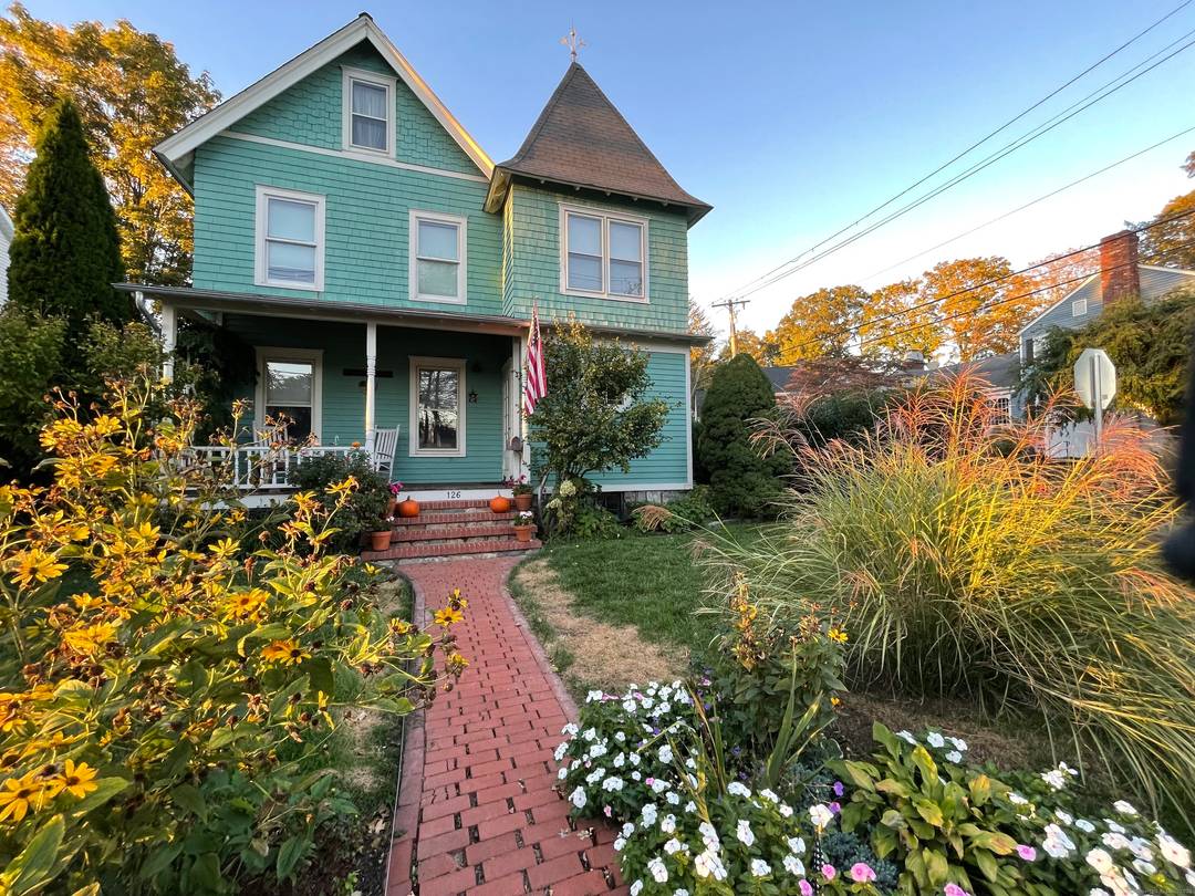 Stress Free Short Term Living in the Heart of New Canaan.