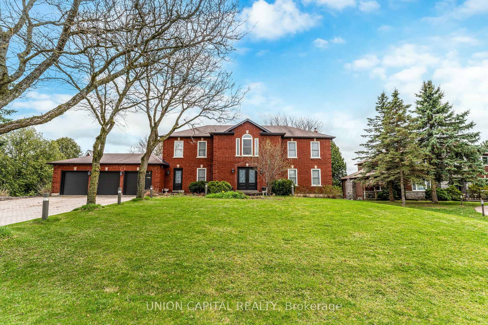 Luxurious Living and Private Access to Preston Lake !