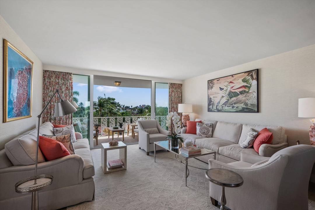 Discover this elegantly reimagined 2 bedroom, 2 bathroom residence in the heart of Palm Beach.