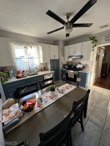 This Single Family home features 3 bedrooms and 2 bathrooms.