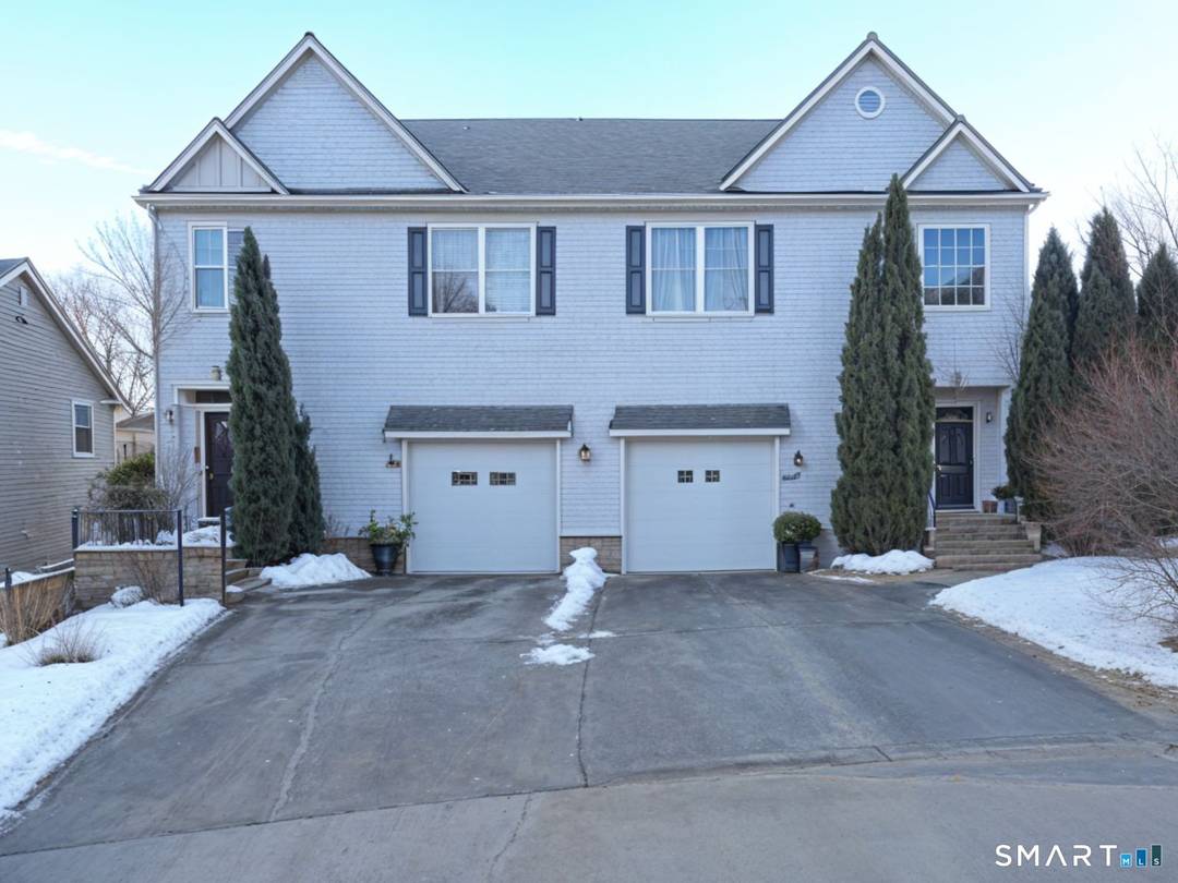 ATTENTION ALL ! ! This is 3 level townhouse in mint condition.