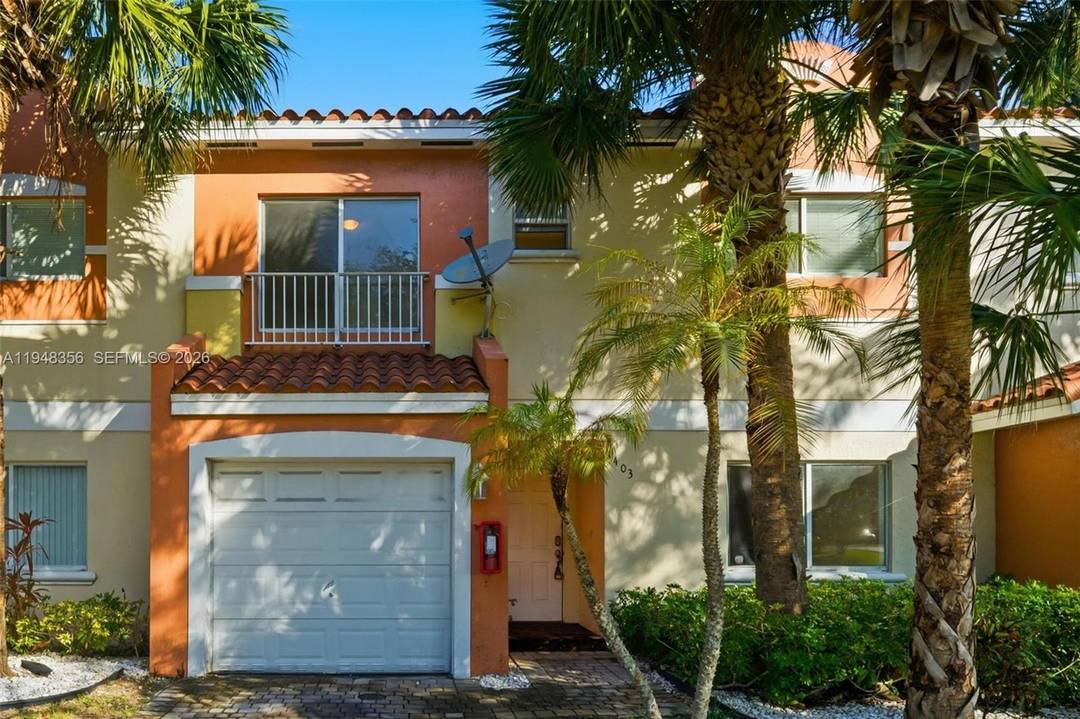 Well maintained fee simple townhouse located in the desirable Tango Village community of Fort Lauderdale.