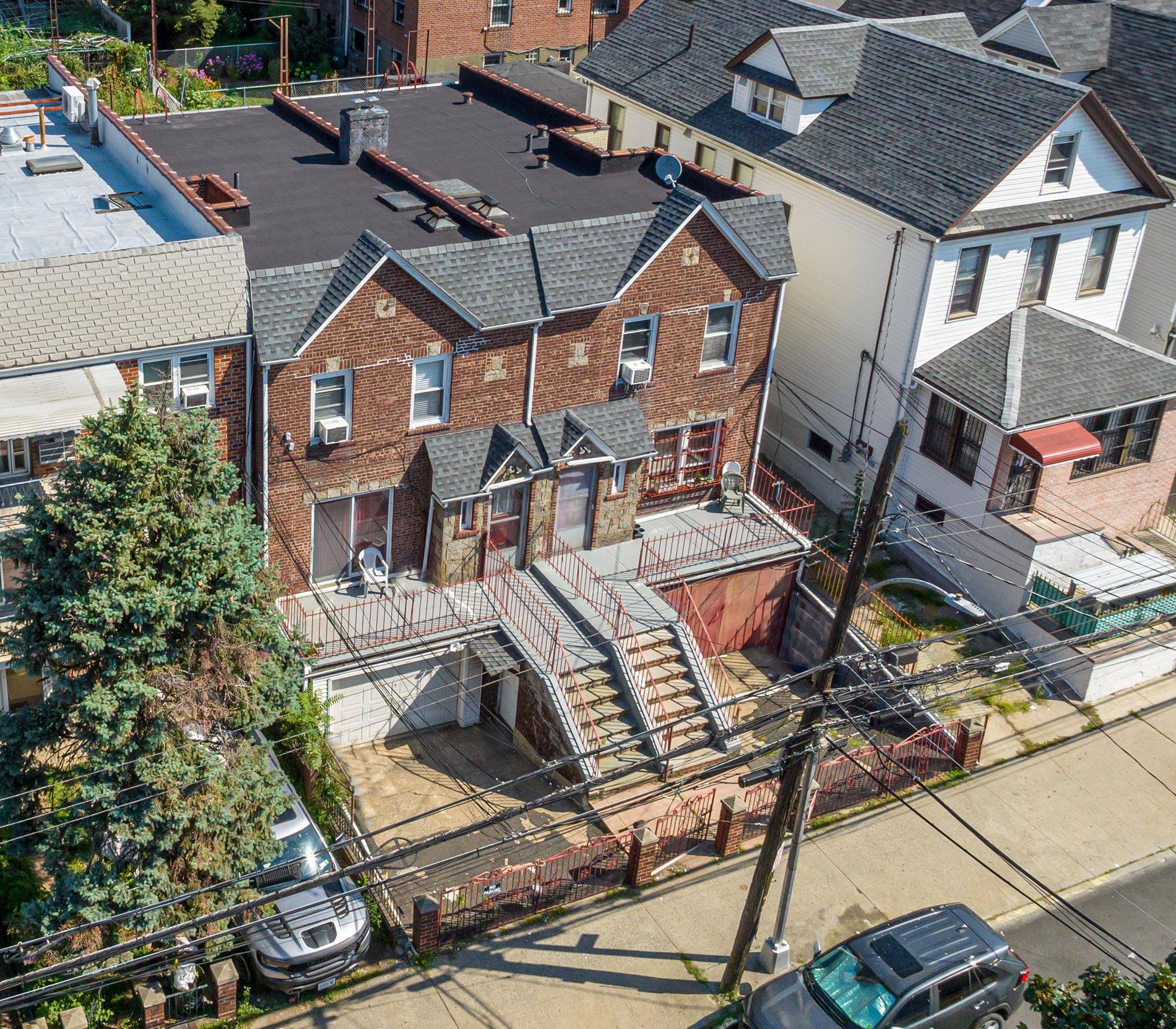 Perfect for investor or homeowner to live free while making income.