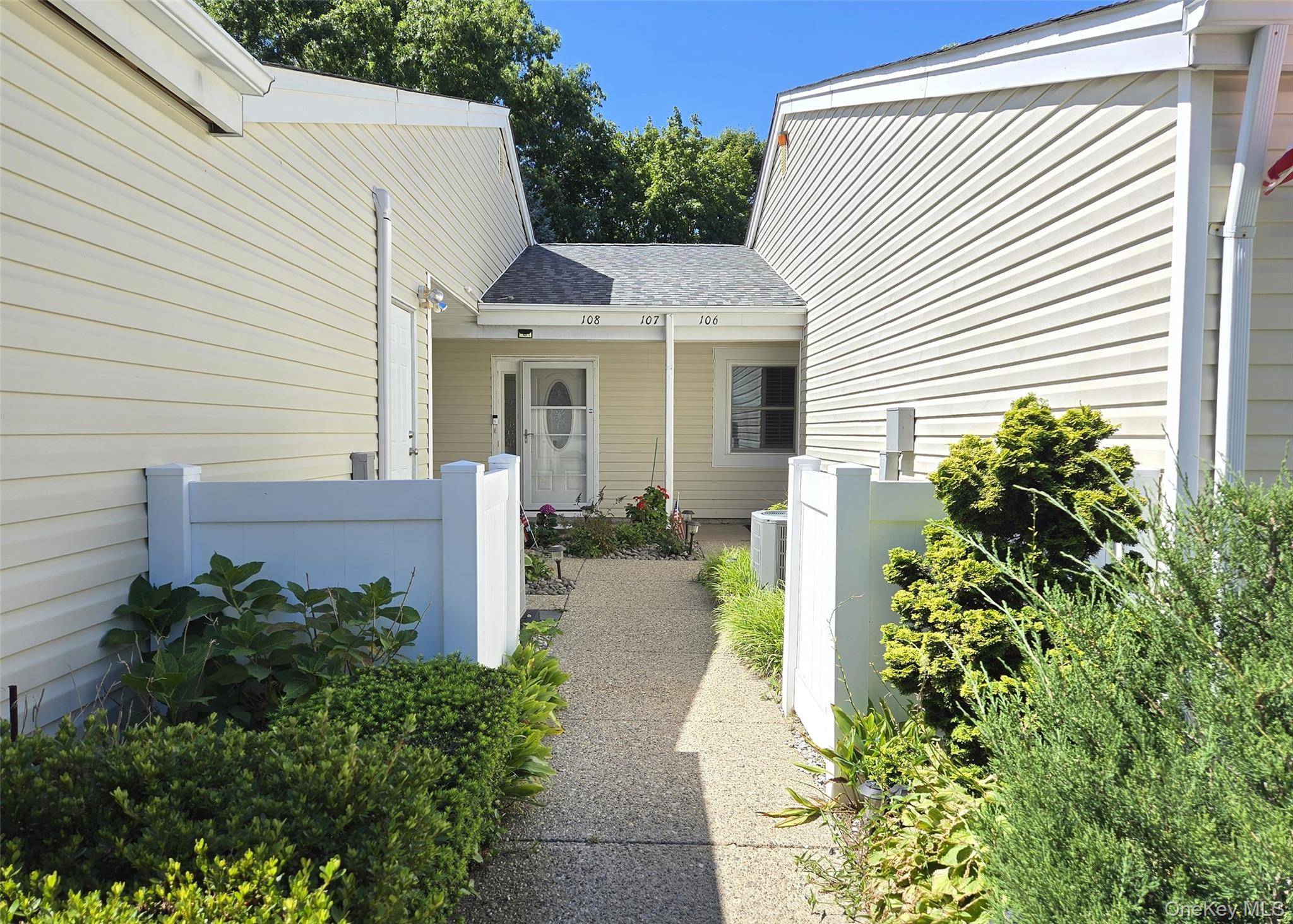 Magnificent 1 Bedroom Condo in Fairfield Features Crown Molding throughout updated Eat in Kitchen with plenty of ceiling height cabinets, recessed lighting SS appliances, Powder room for guests, Living room, ...