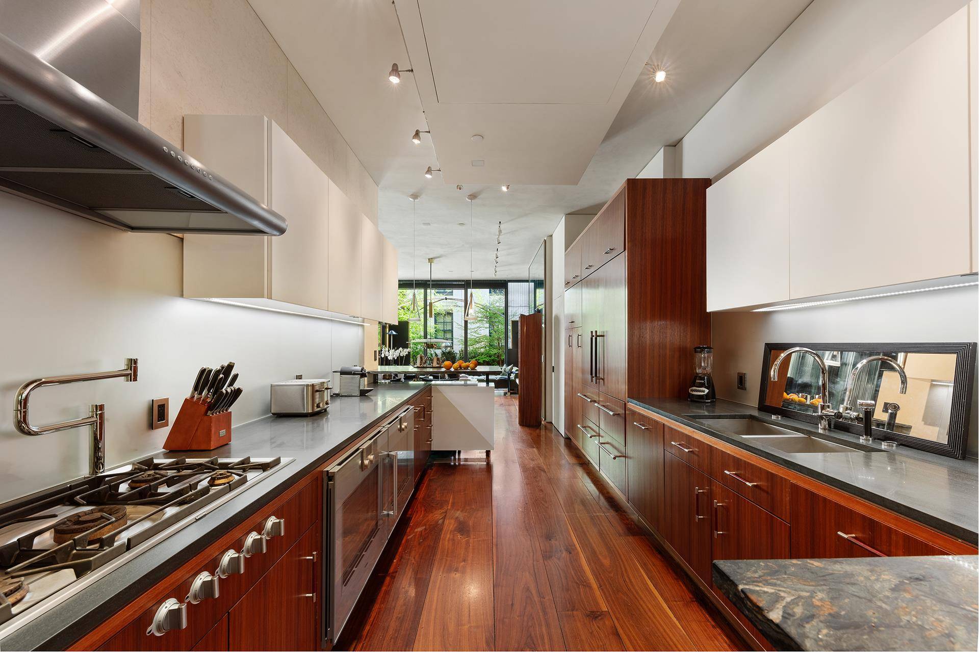 84 Jane Street is a spectacular 6000 contemporary mansion, given a transformation from top to bottom by Jonathan Schloss Architects, to convey brilliant light and luxuriant space.