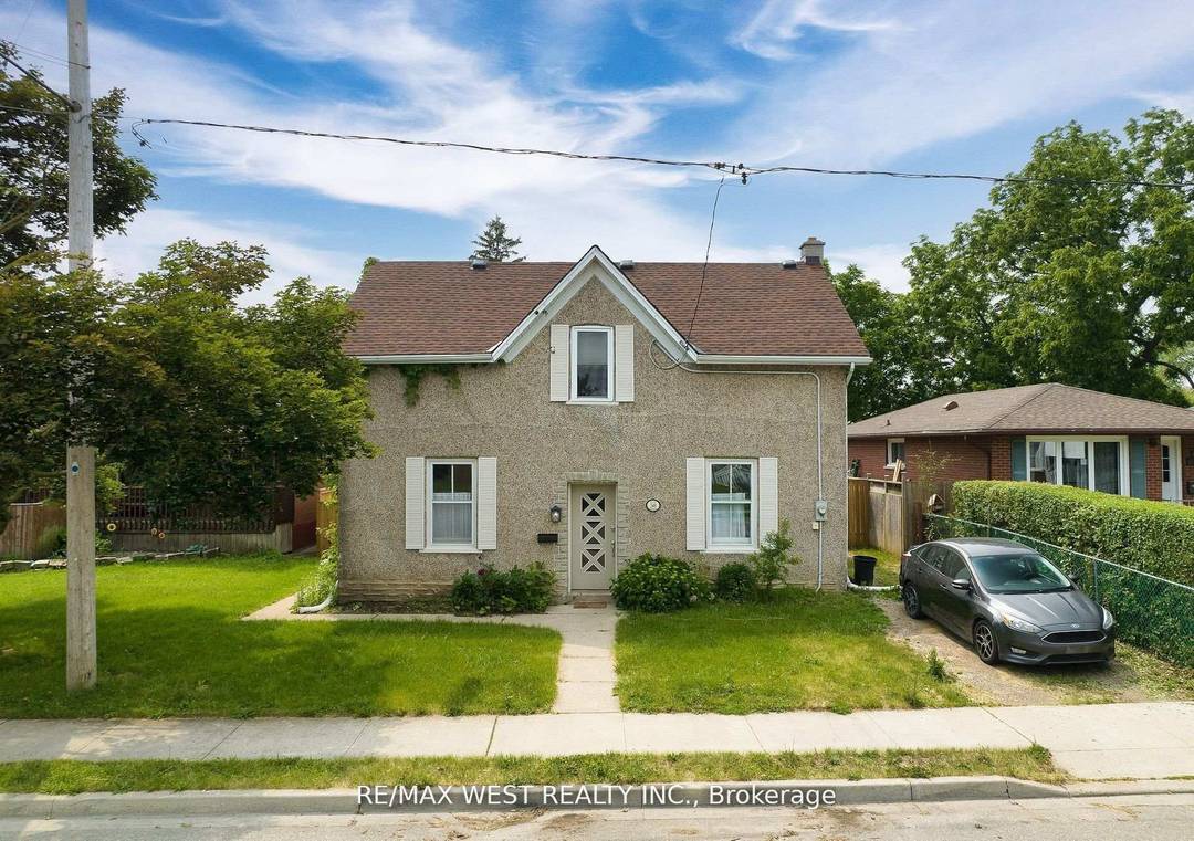 Attention Investors ! Discover this freshly renovated duplex with a fully fenced backyard, ideal for maximizing rental income.