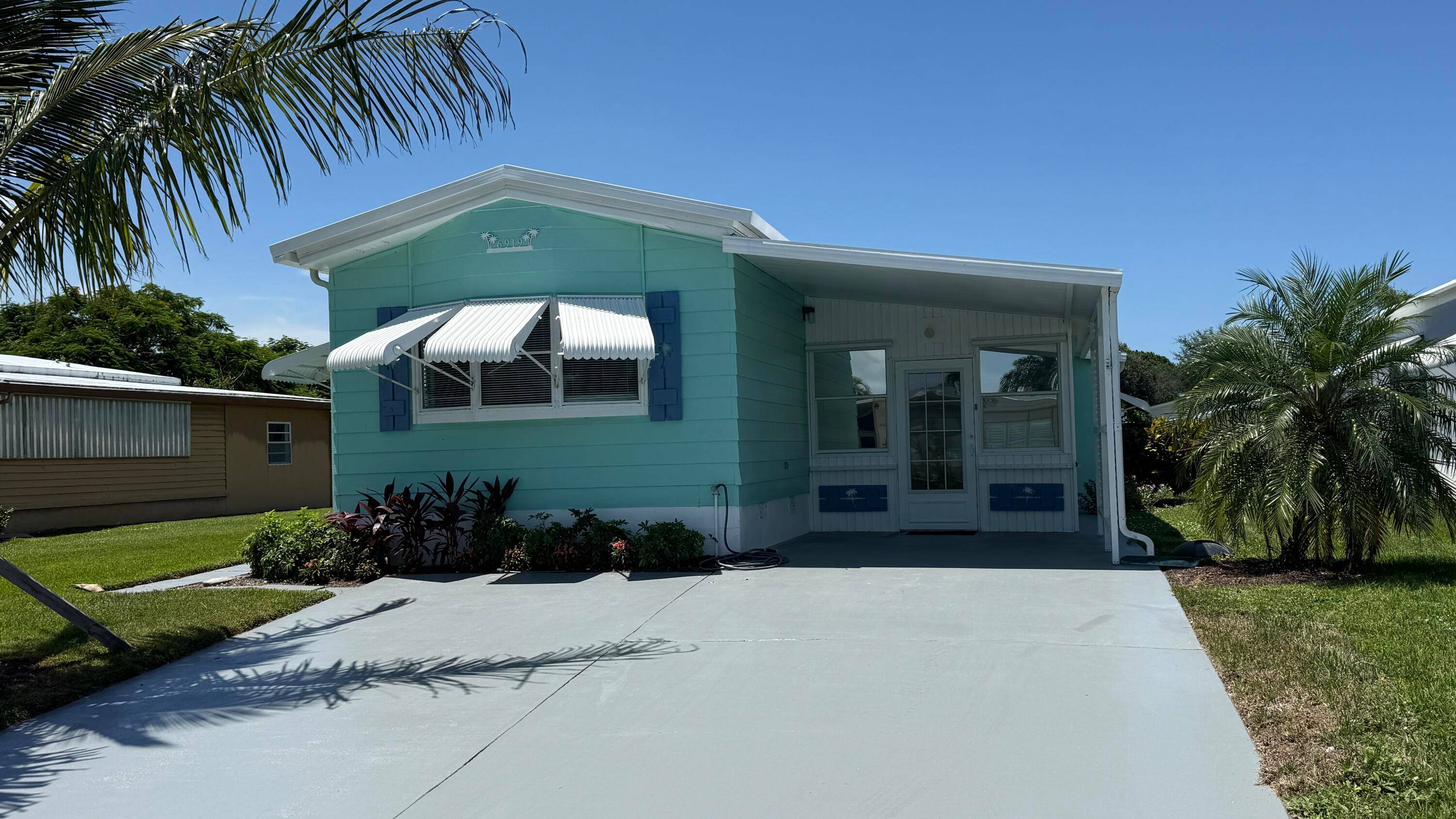 EXTREME MAKEOVER ! ! ! Gorgeous 2 Bedrm 2 Bath Manuf home in Cambridge 55 community in Hobe Sound.