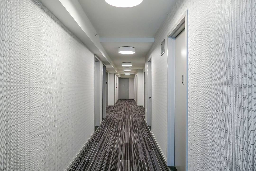 This gorgeous 1BR 1BA has plenty of light with floor to ceiling windows overlooking 44th street.