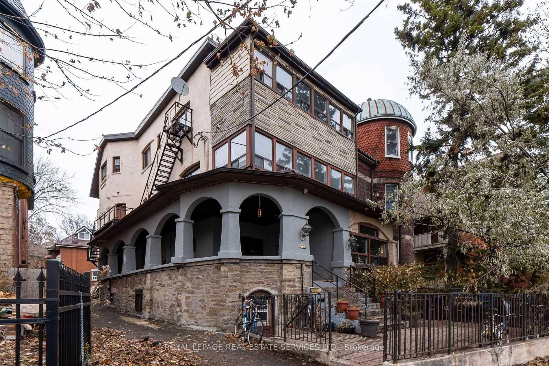 Spacious and clean 2 bedroom unit large den in the heart of trendy Parkdale !