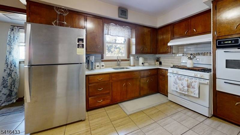 Mixed use property with spacious 3BR apartment featuring 1 full bath, kitchen, living dining combo, granite countertops, central air heat, and in unit laundry.