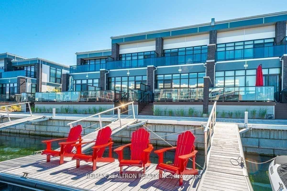 WATERFRONT LUXURY LIVING YOUR DREAM HOME AT FRIDAY HARBOUR AWAITS !