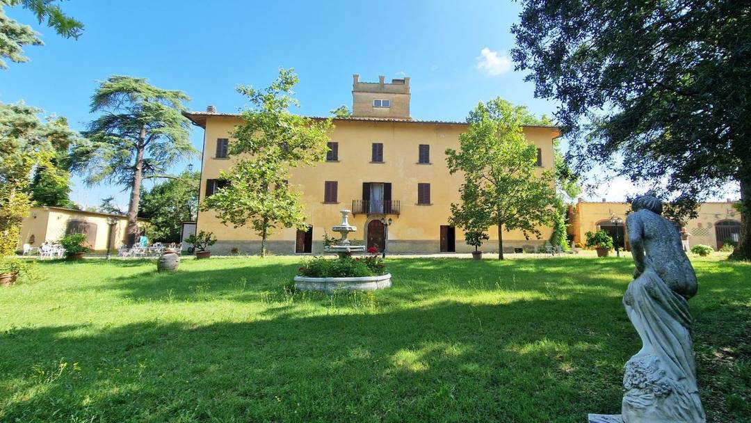 18th century property with 17 hectares of land for sale in Foiano della Chiana, in the province of Arezzo, Tuscany.