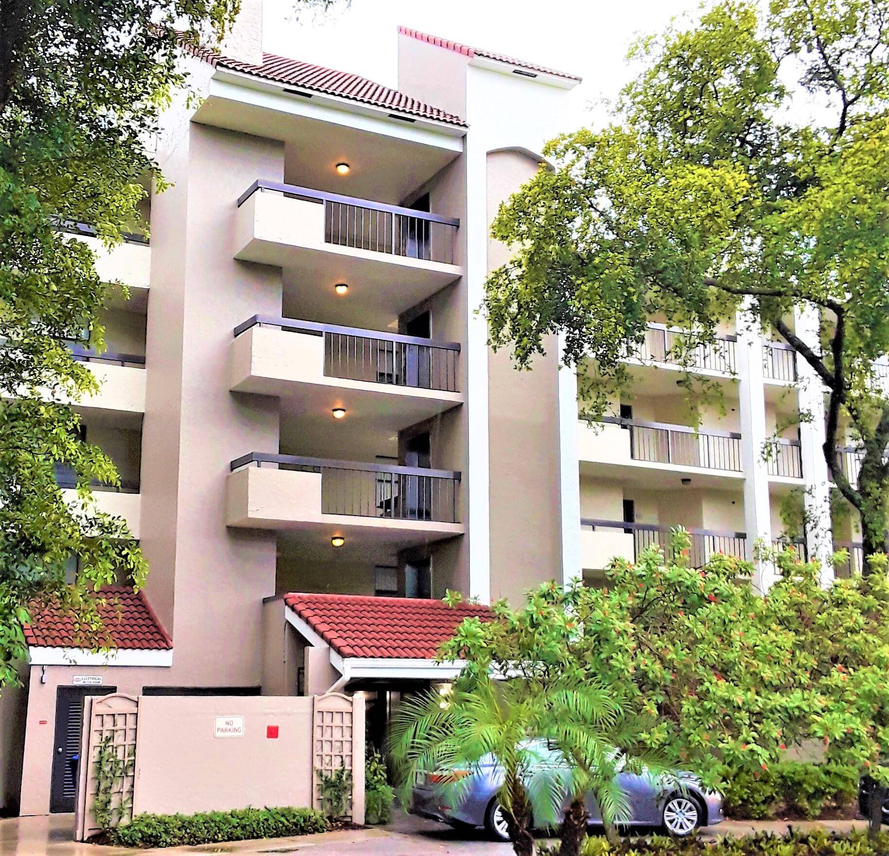 Super location within walking distance to Wholefoods, Target, Publix, Trader Joes, Minutes from the beach and downtown Delray, this spacious ground floor condo features a front porch as well as ...
