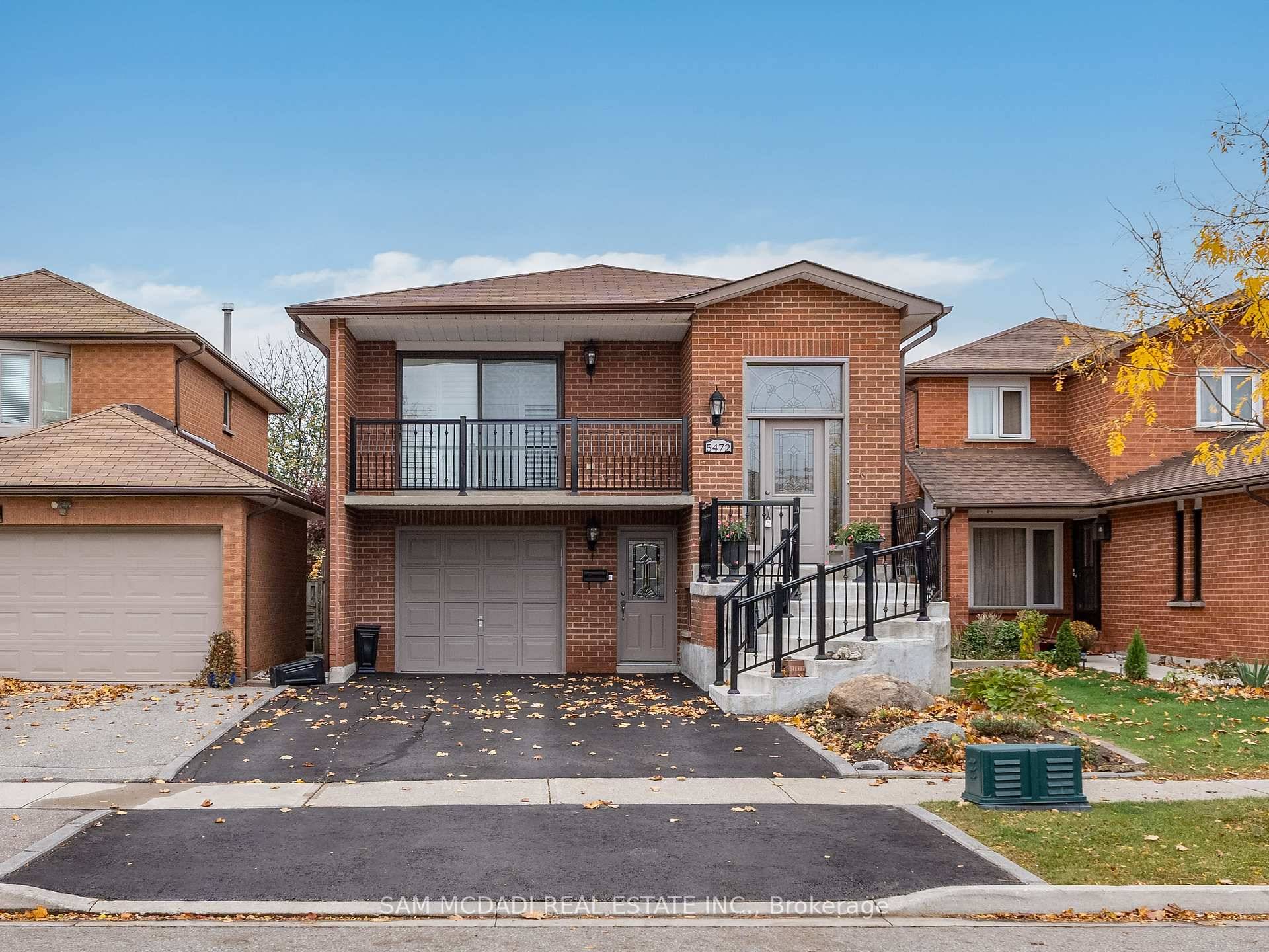 Welcome to this meticulously maintained 3 1 bedroom, 2 bathroom home located in the desirable Hurontario neighbourhood, offering convenient access to a wide range of amenities, including Sheridan College, Square ...