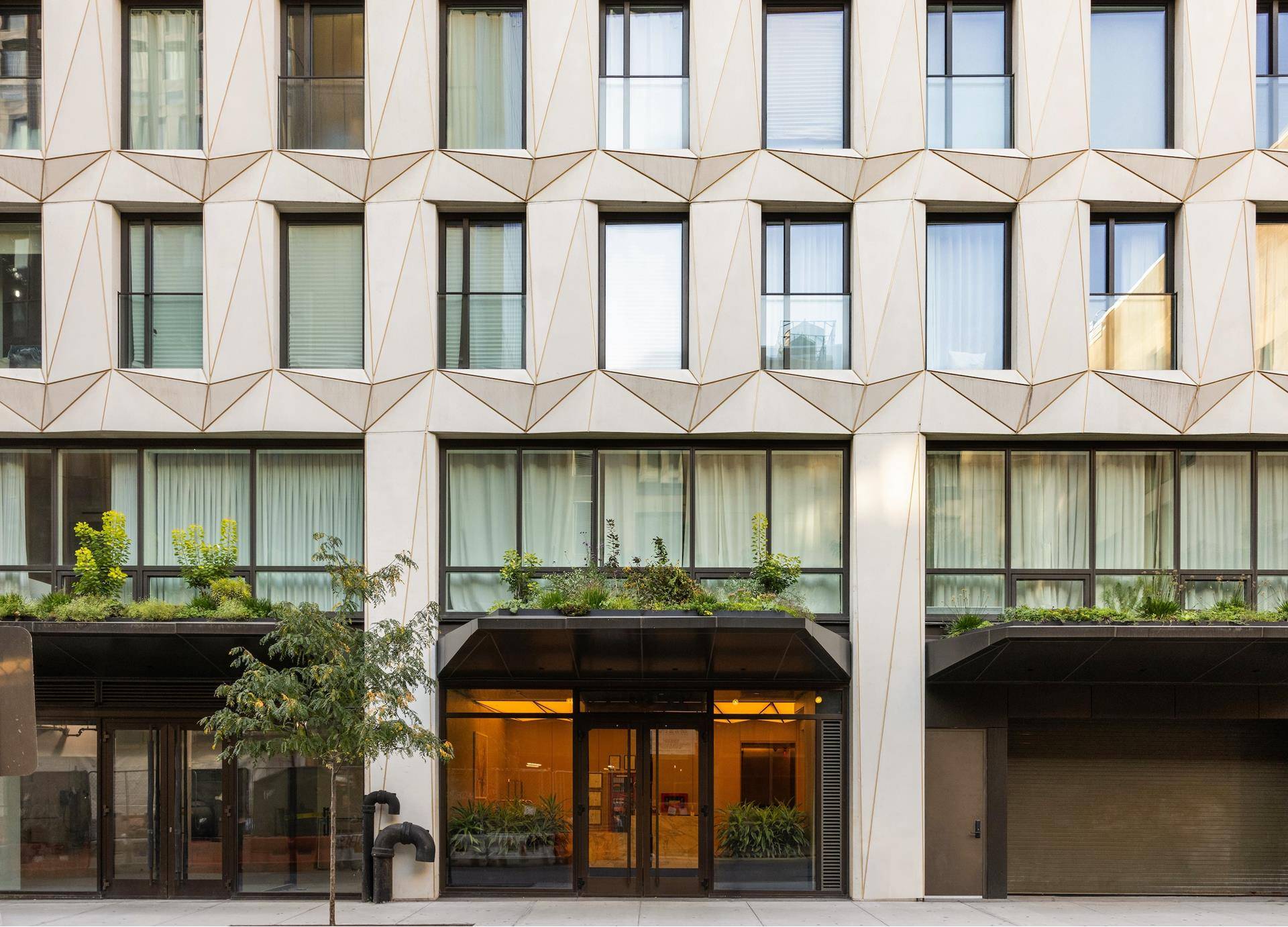 A NEW ANGLE ON CHELSEA LIVING Offering 1 months free on a 13 month lease.