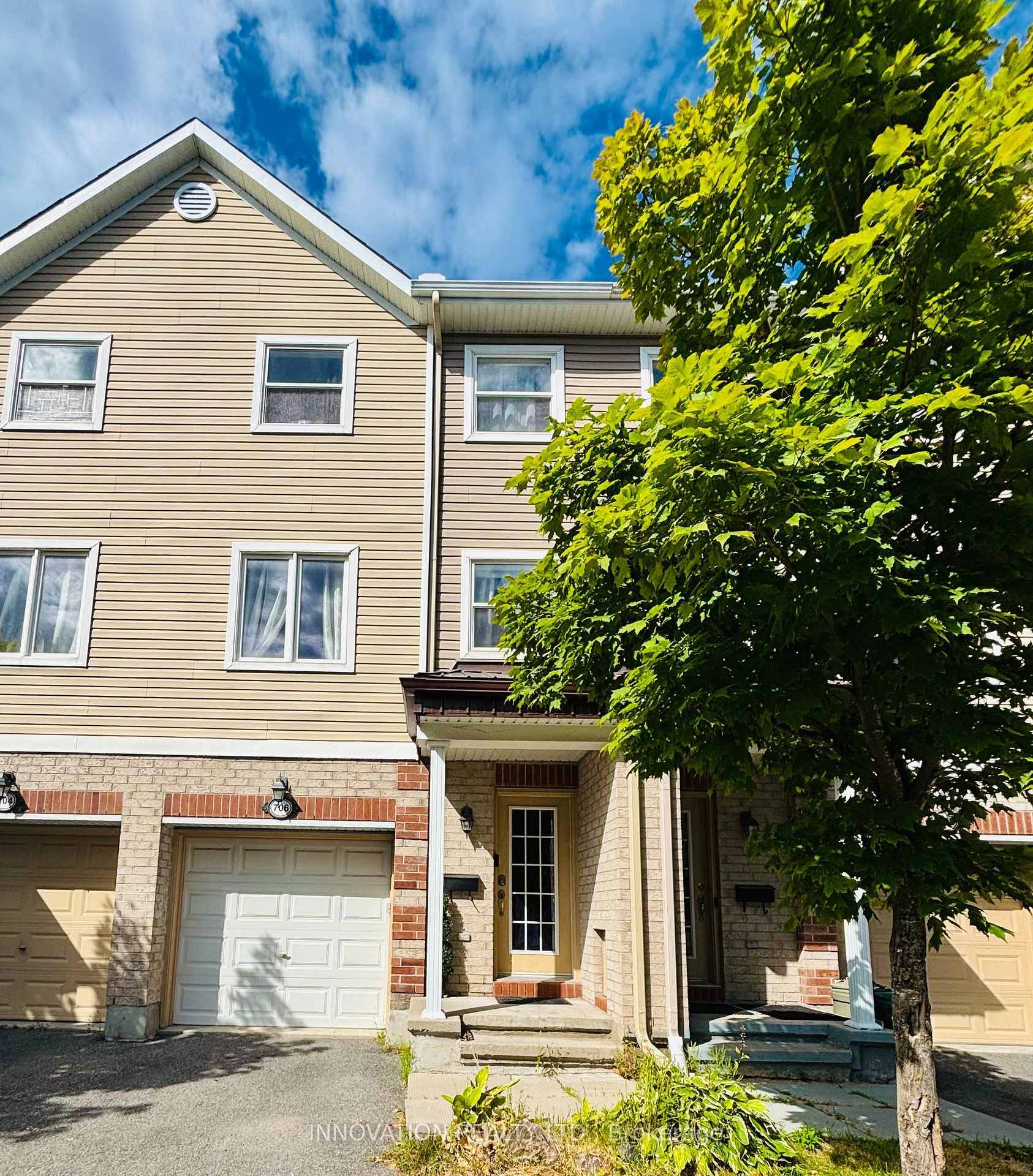 Fresh and bright freehold 3 storey townhome offering 3 bedrooms den and 3 bathrooms in the family friendly community of Arbeatha Park in Bells Corners, just minutes from the peaceful ...