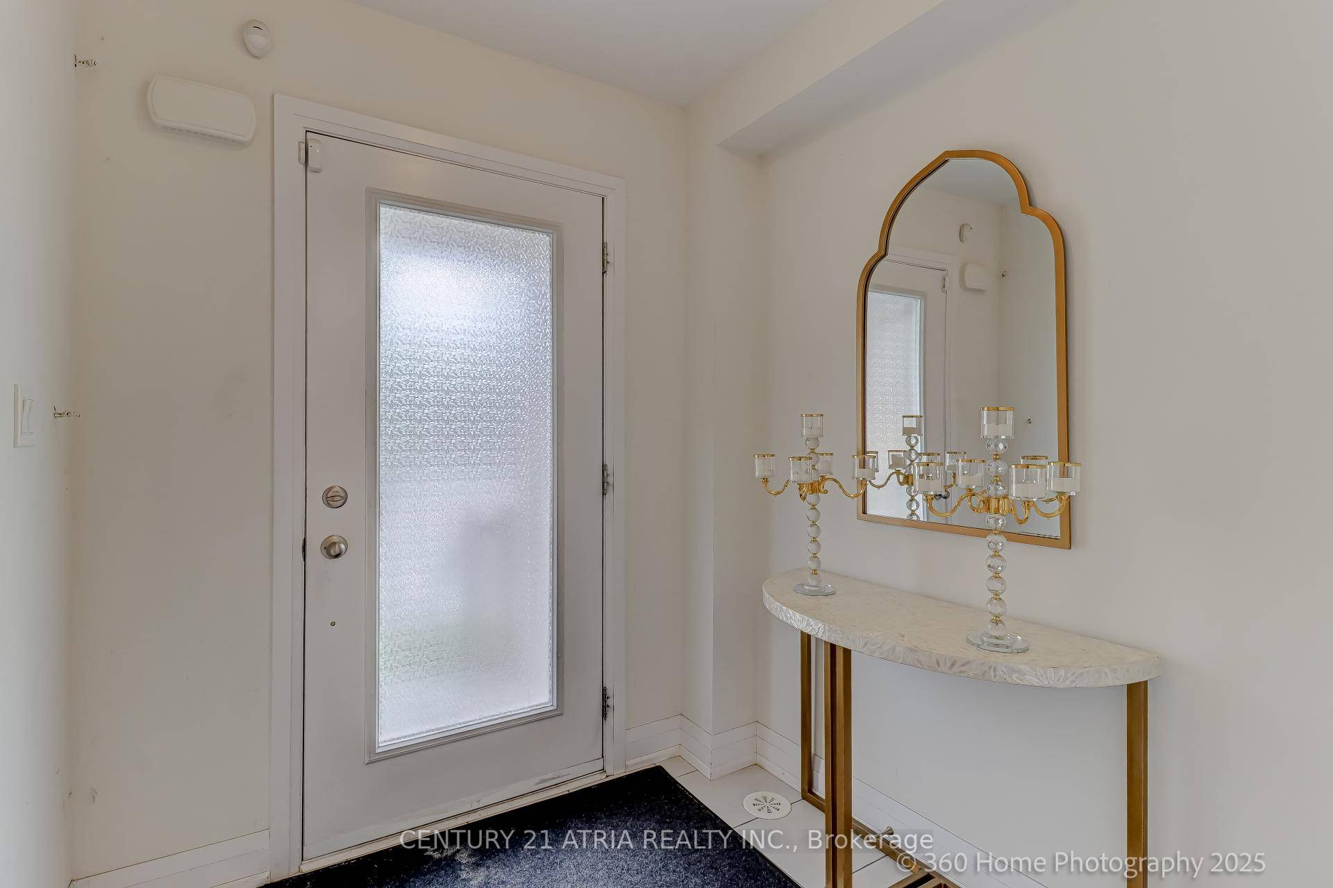 Luxury 3 bedroom, 3 storey town home in the heart of Thornhill.