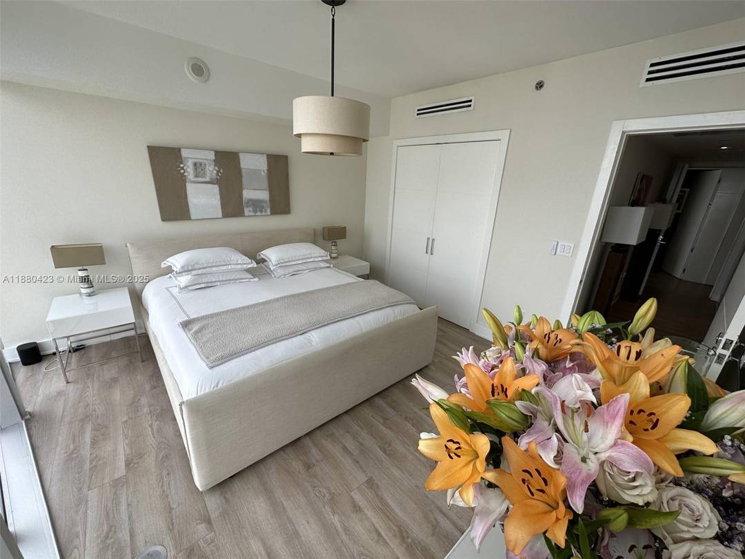 Stunning 3 Bedroom Unit with Breathtaking Bay Views Brickell Tower 1 Live the high rise lifestyle in one of Brickell s most desirable addresses Brickell Tower 1 Condo.