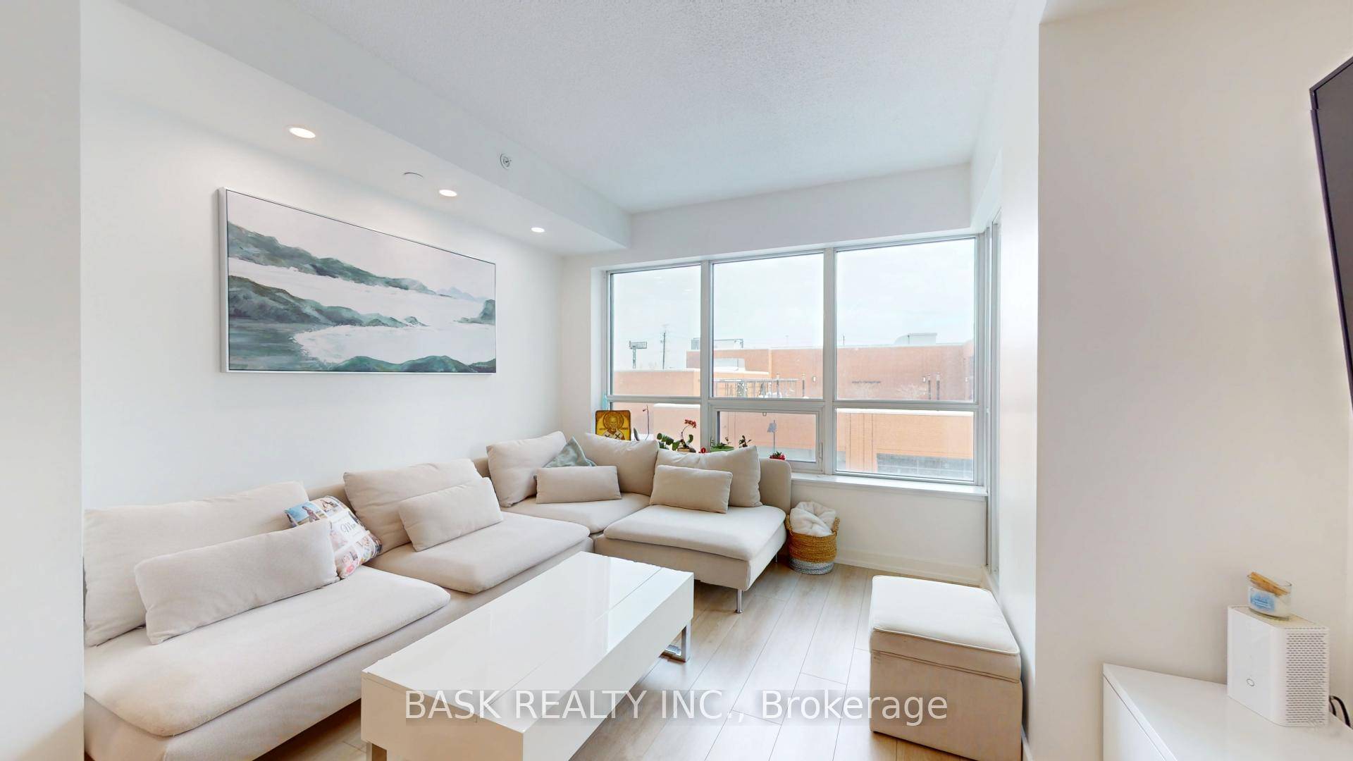 Nestled in the heart of Mimico, this stunning 1 1 bedroom condo blends urban convenience with waterfront tranquility.