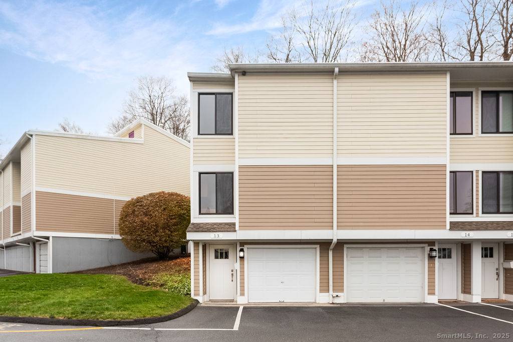 Immaculate 2 Bedroom, 2. 5 Bath End Unit Townhome in the Sought After Casagmo Condo Community, Just Minutes from Downtown Ridgefield.