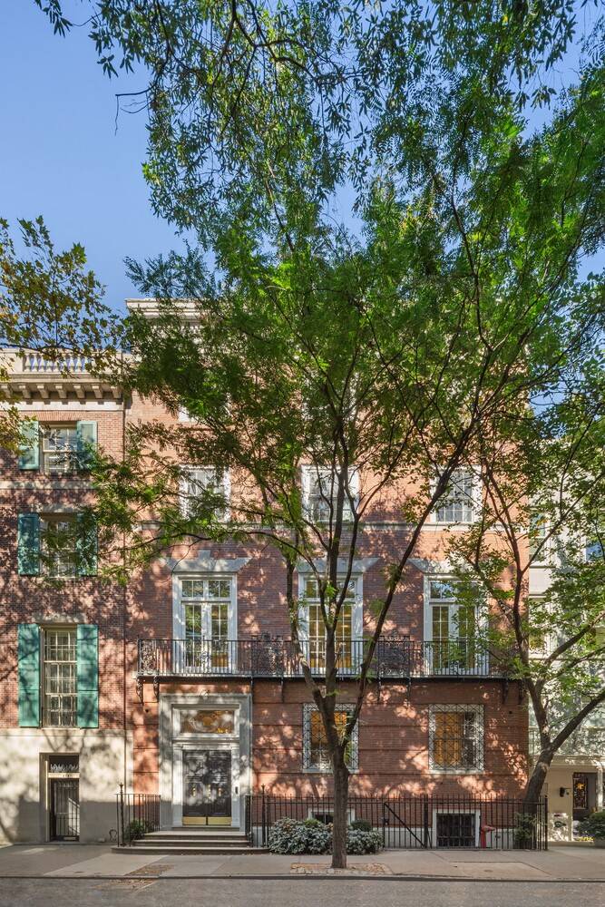 35 Foot Wide Mansion approximately 14, 300 Interior SF 3, 500 Exterior SF 6 Beds 11 Baths Rooftop Oasis Garden Wellness Level A rare offering on the Upper East Side, ...