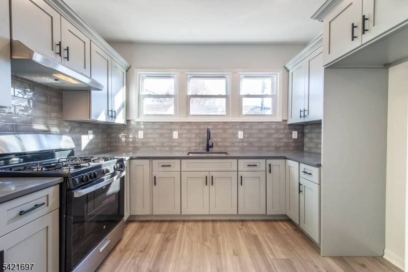 Turnkey legal 2 family in the heart of Essex County !