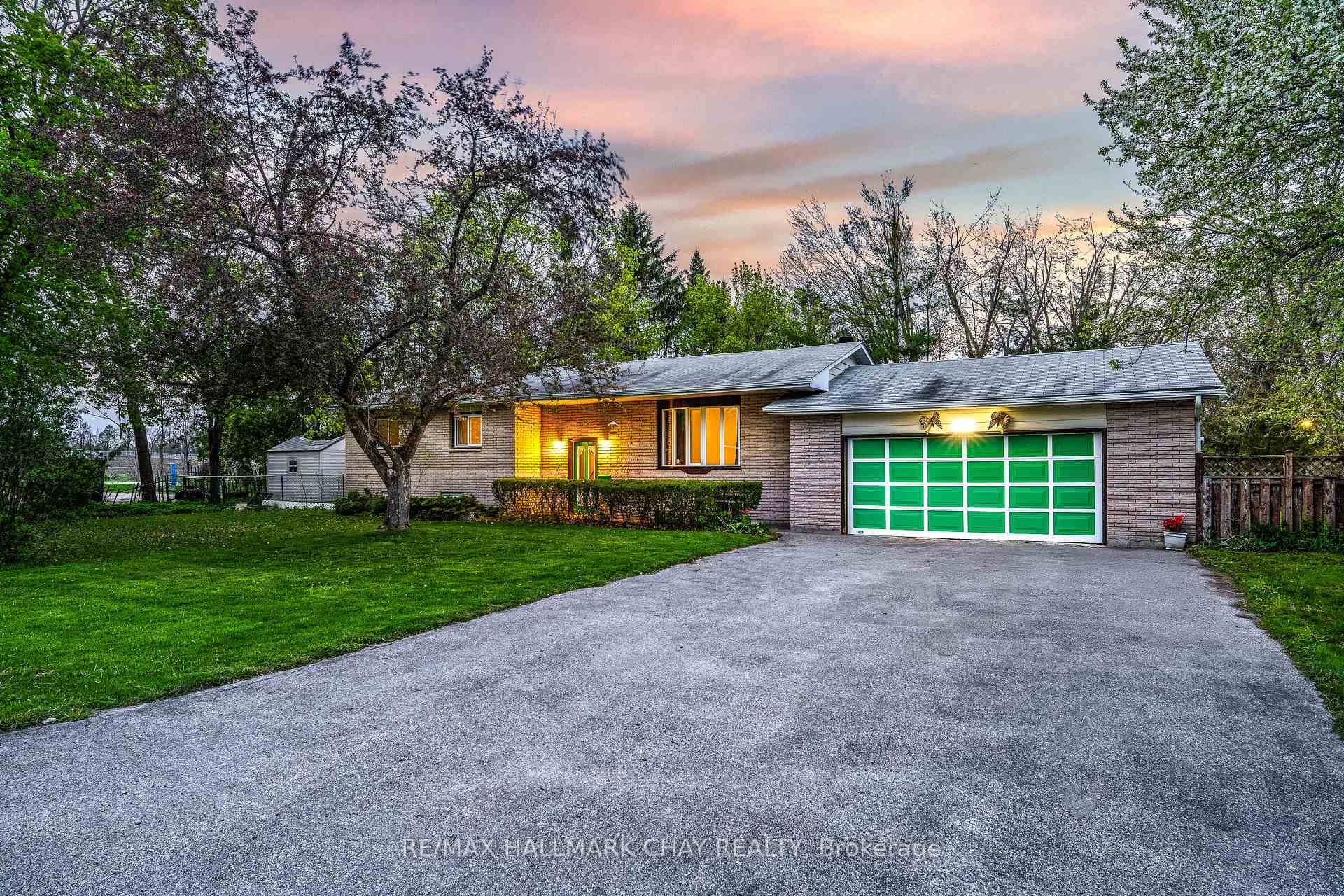 Ranch Bungalow In The Heart Of Highly Desirable Shanty Bay !
