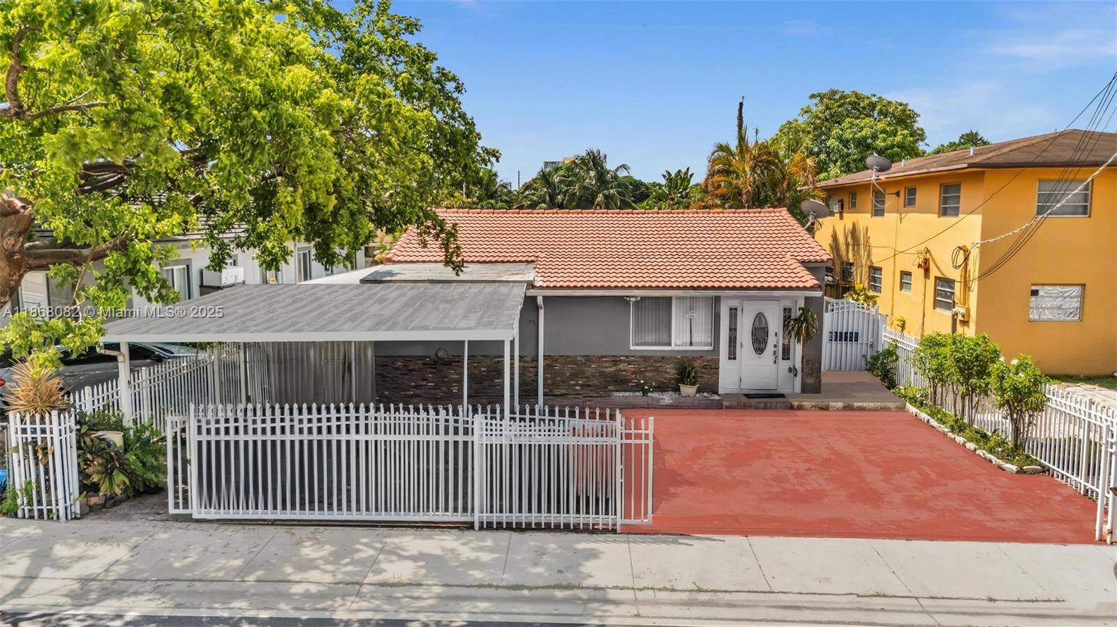 REMARKABLE COZY 2 BEDROOM HOME WELL POSITIONED IN HIALEAH.