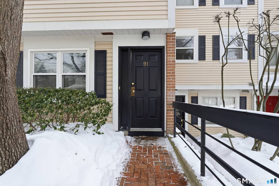 Discover urban living at its best with this roomy 1 bedroom condo, ideally situated in the heart of downtown Stamford.