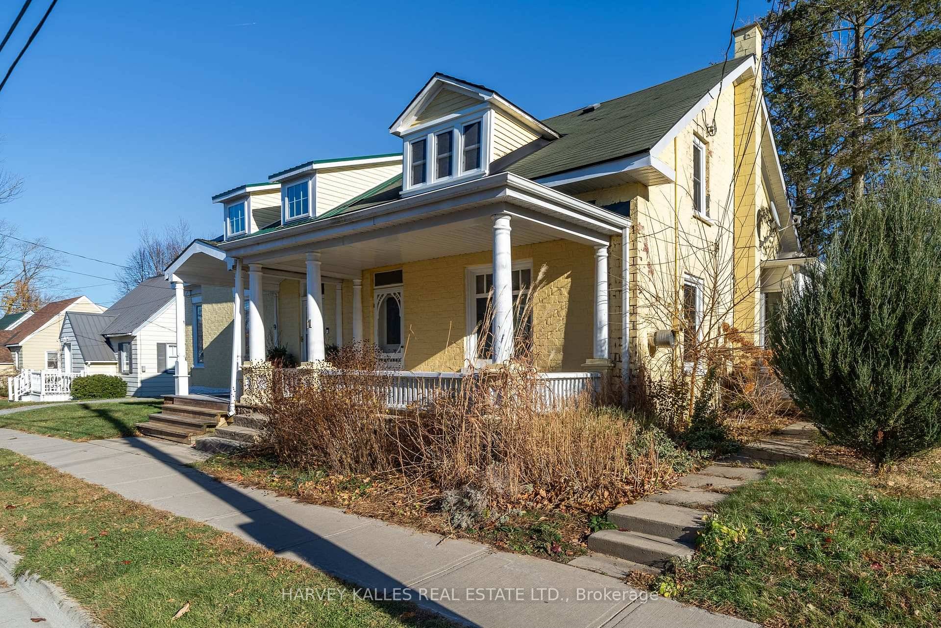 The Yellow Brick Home, ready to accommodate your vision !