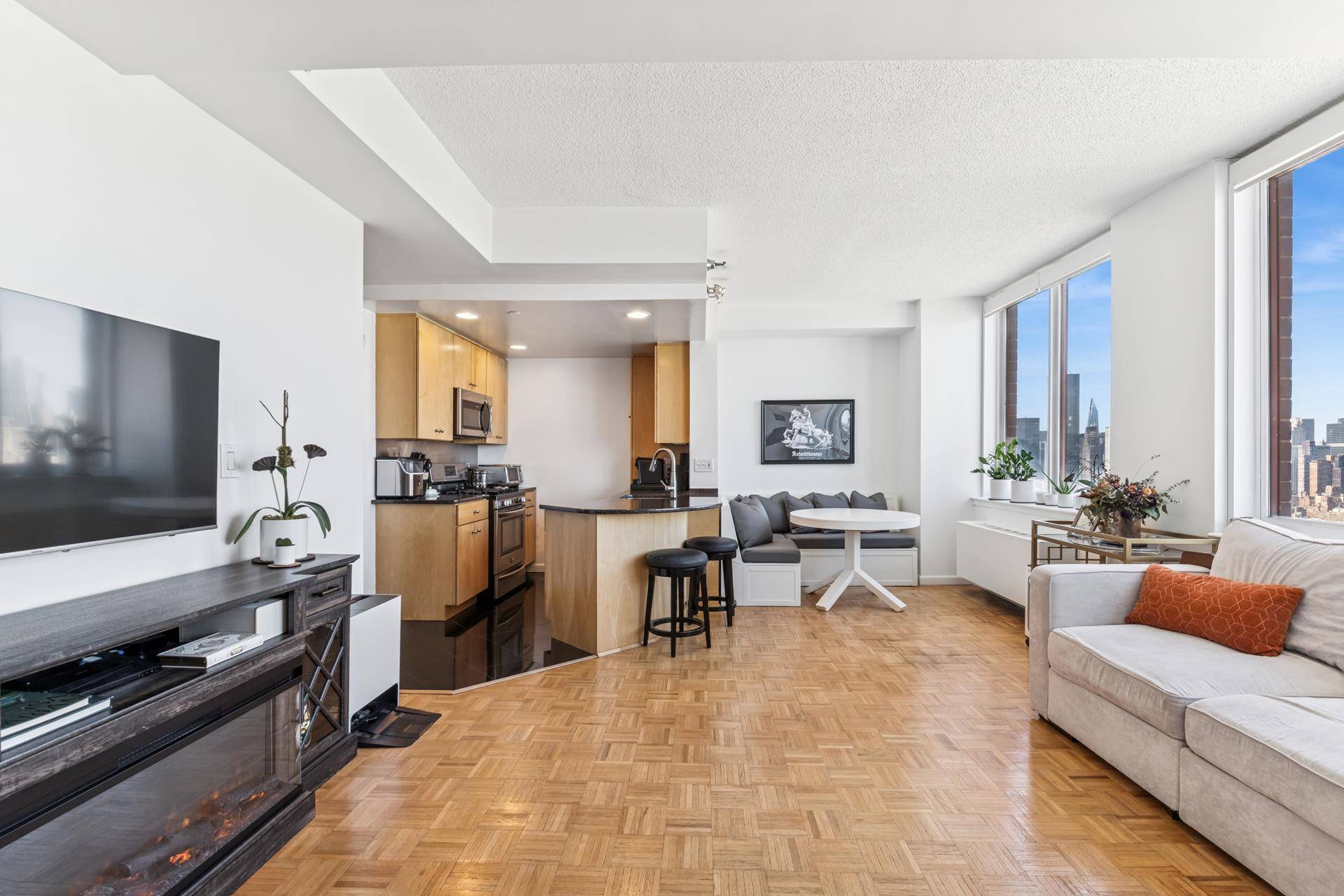 TAX ABATEMENTS AVAILABLE FOR THE MAINTENANCE Discover the epitome of urban luxury in the top floor Penthouse 4D at Citylights, Long Island City's iconic 42 story coop designed by renowned ...