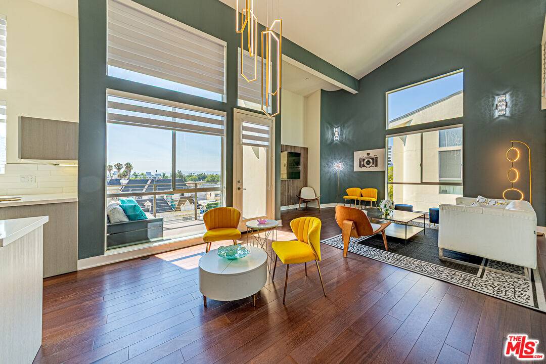 600  S Ridgeley Dr 2BR Hancock Park La