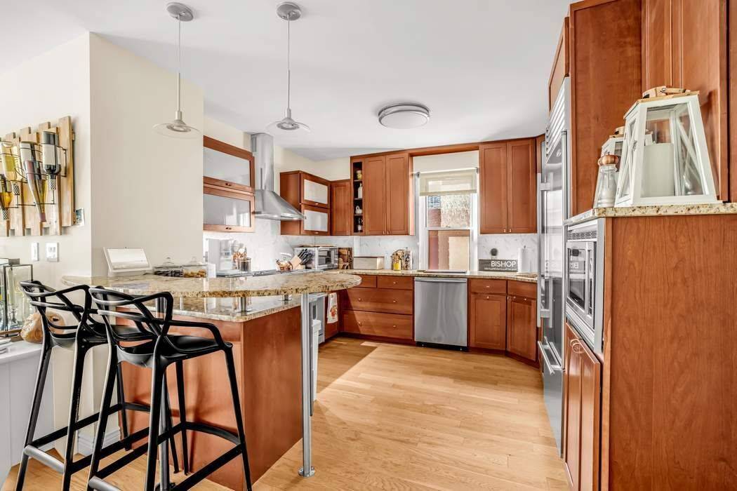 Unit 6L at 340 East 64th street is an immaculate, renovated 3BR 3BTH spanning 1, 654 Square feet in what is arguably the best 3BR line in the St.
