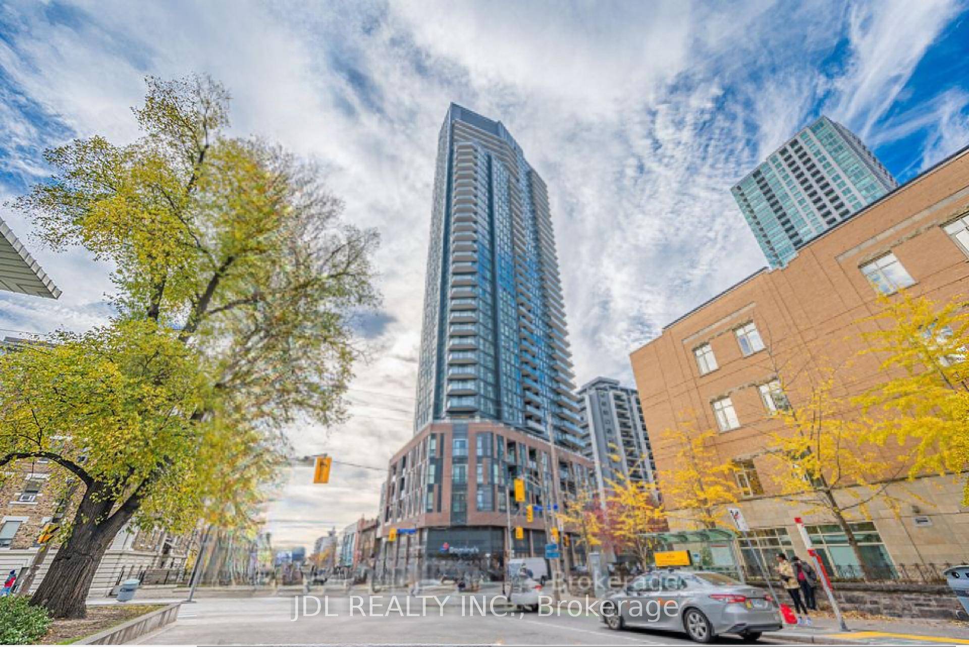 Beautiful North West 2 Bedrooms Corner Unit.