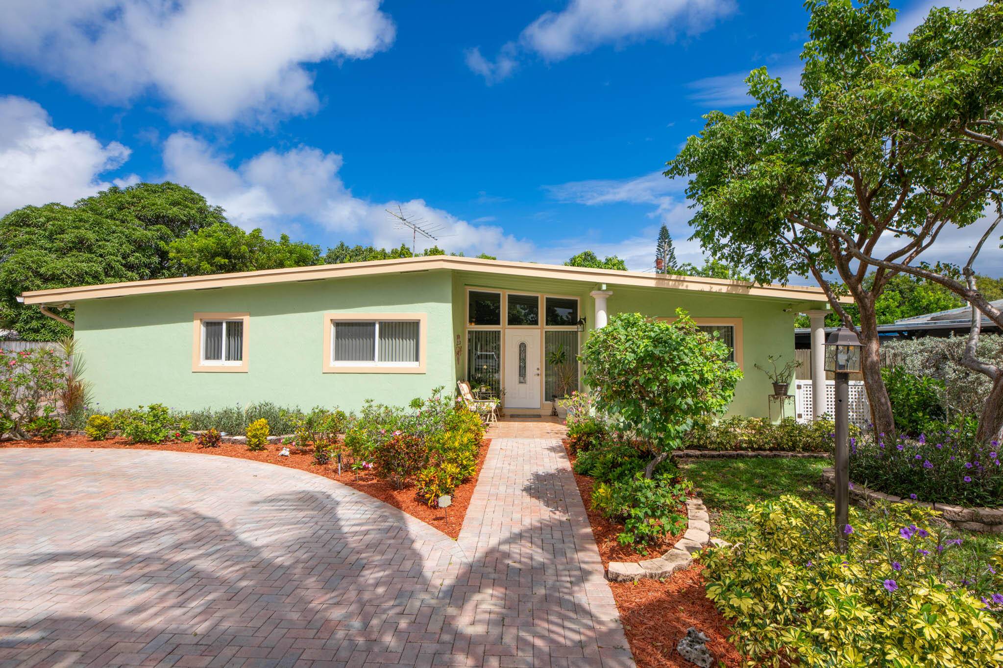 Beautifully maintained 3 bedroom, 1 bathroom home located in Deerfield Beach.