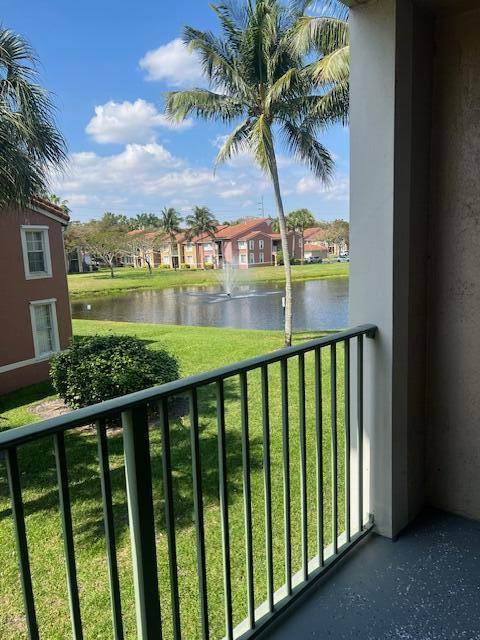 Investors welcome rent after purchase Enjoy this 2 bedroom 2 bath Waterview condo in the gated community of St Andrew's at Boynton Beach located in a top rated school district ...