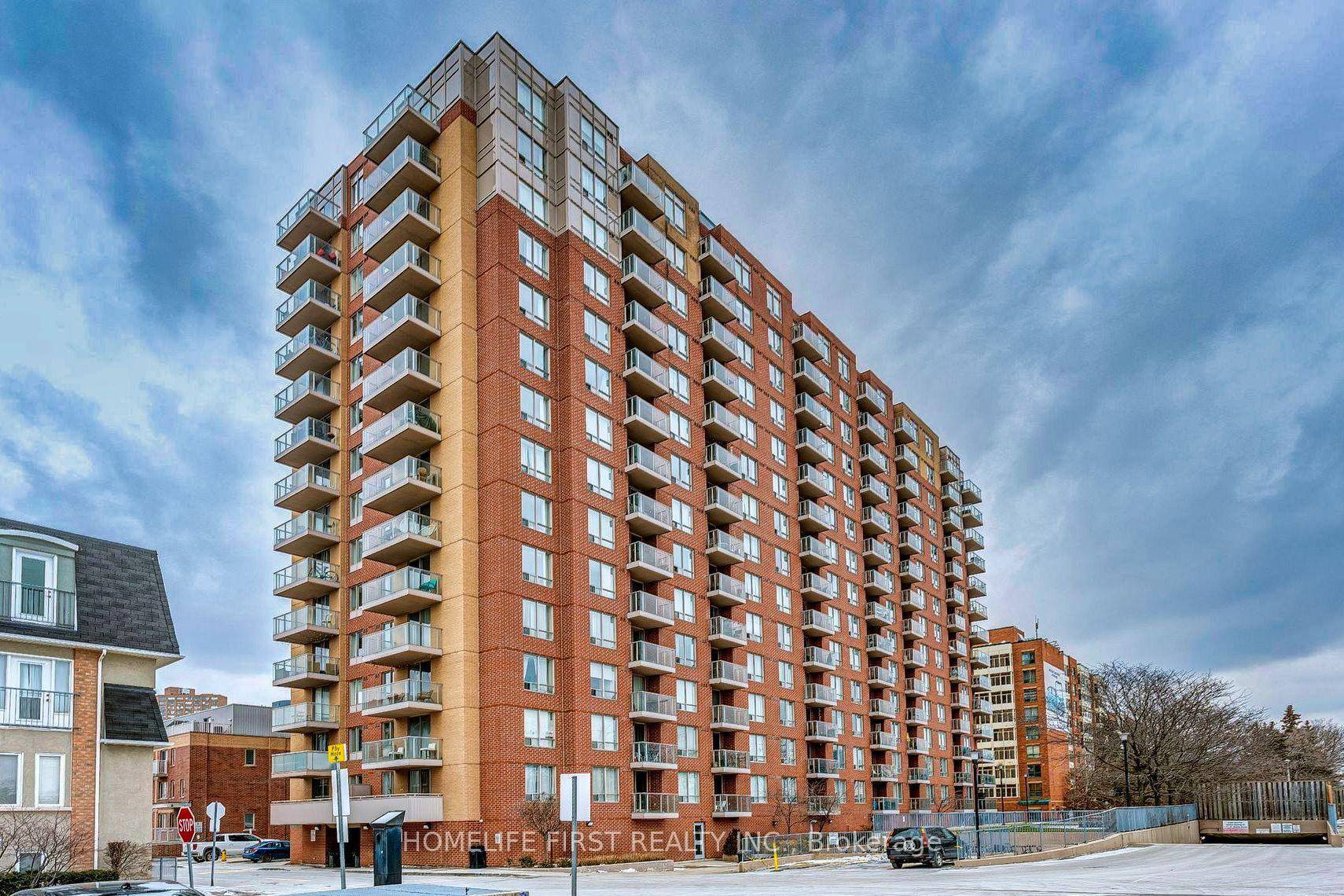 This stunning 1bedroom plus den condo unit is perched on the top floor of a modern building, offering unobstructed, panoramic view of west city including the lake, prefect for catching ...