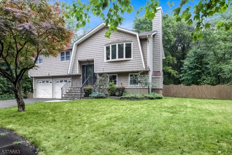 Beautiful single family home rental in the heart of Wayne, sitting at the end of quiet cul de sac on approximately half acre of property.