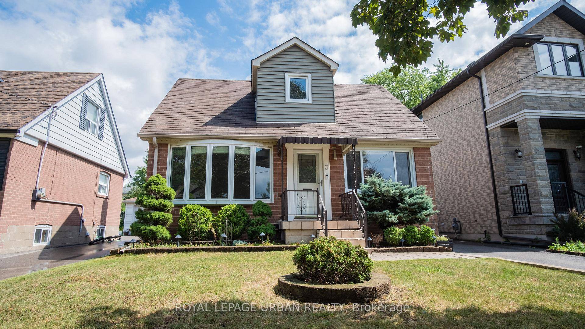 Welcome To 3 Karnwood Drive, A Bright And Spacious Detached Home In The Heart Of The Clairlea Birchmount Neighbourhood.