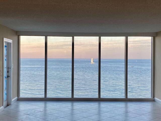 Breathtaking direct ocean views from the moment you walk in this beautiful, furnished 2 2 rental available for 'Season' 2024 2025 !