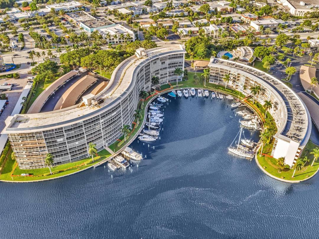 SPECTACULAR WATER VIEW. WALKING DISTANCE TO DEERFIELD BEACH, NEARBY RESTAURANTS amp ; SHOPPING CENTER.